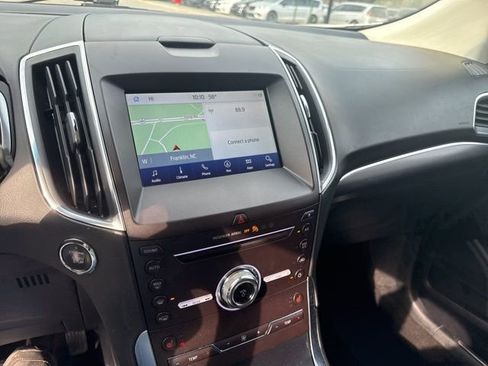 Used 2019 Ford Edge Titanium image 22