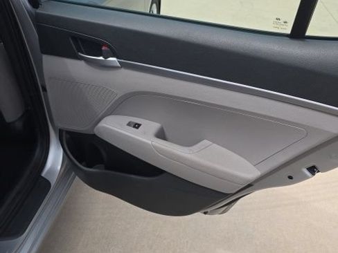 Used 2020 Hyundai Elantra SE FWD image 24