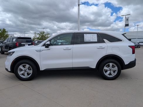 Certified 2022 Kia Sorento LX AWD/4WD image 2