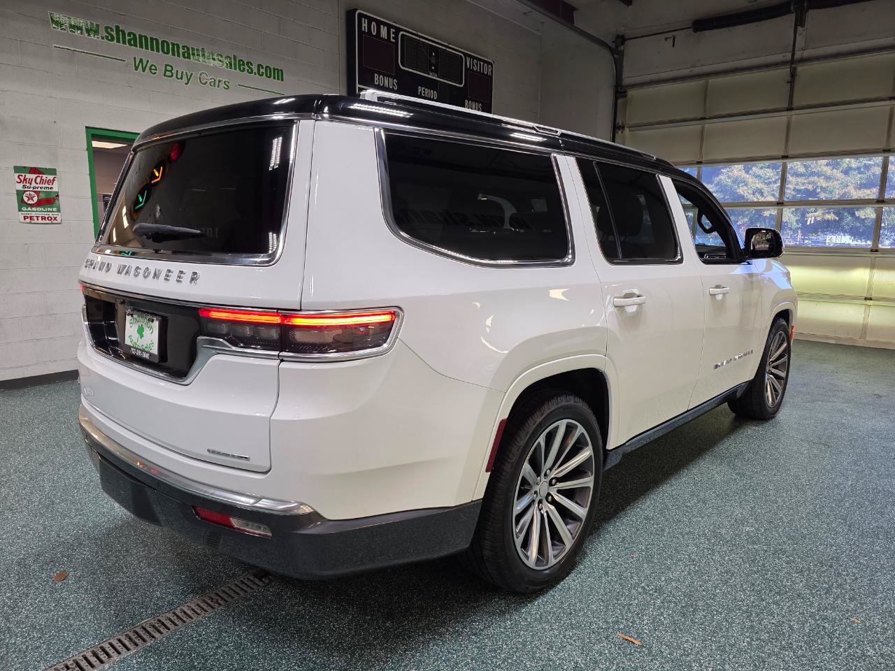 Used 2022 Jeep Grand Wagoneer Series I AWD/4WD image 6