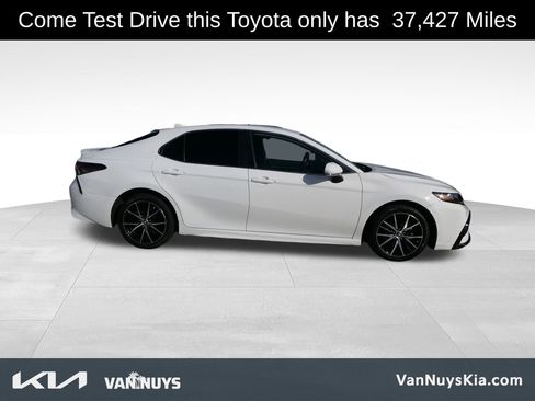 Used 2023 Toyota Camry SE image 2