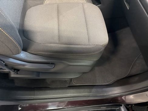 Used 2020 Chevrolet Traverse LT image 39