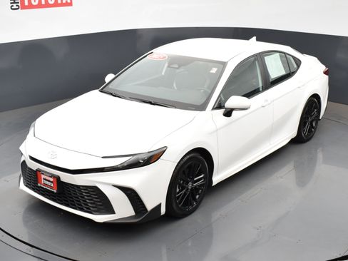 Used 2025 Toyota Camry SE w/ Convenience Package image 25