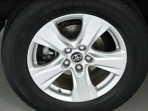 Used 2019 Toyota RAV4 XLE w/ Convenience Package FWD image 12