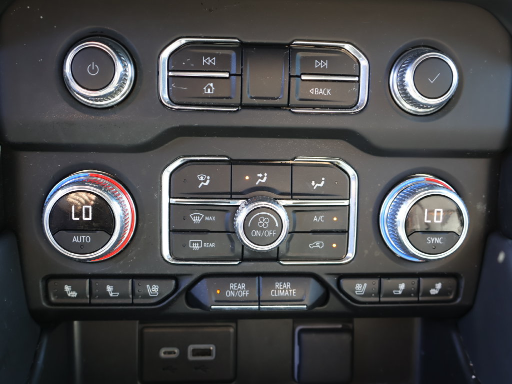Used 2024 GMC Yukon AT4 w/ AT4 Premium Package AWD/4WD image 17
