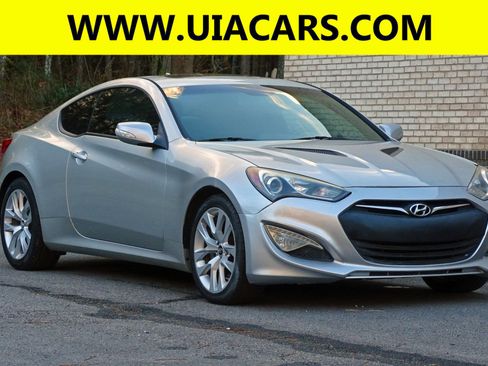 Used 2013 Hyundai Genesis 3.8 image 5