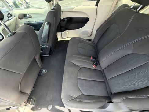 Used 2020 Chrysler Voyager L FWD image 13