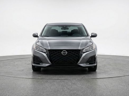 Used 2025 Nissan Altima 2.5 SV image 2