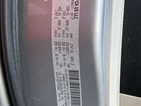 Used 2018 Chrysler Pacifica Touring-L FWD image 27