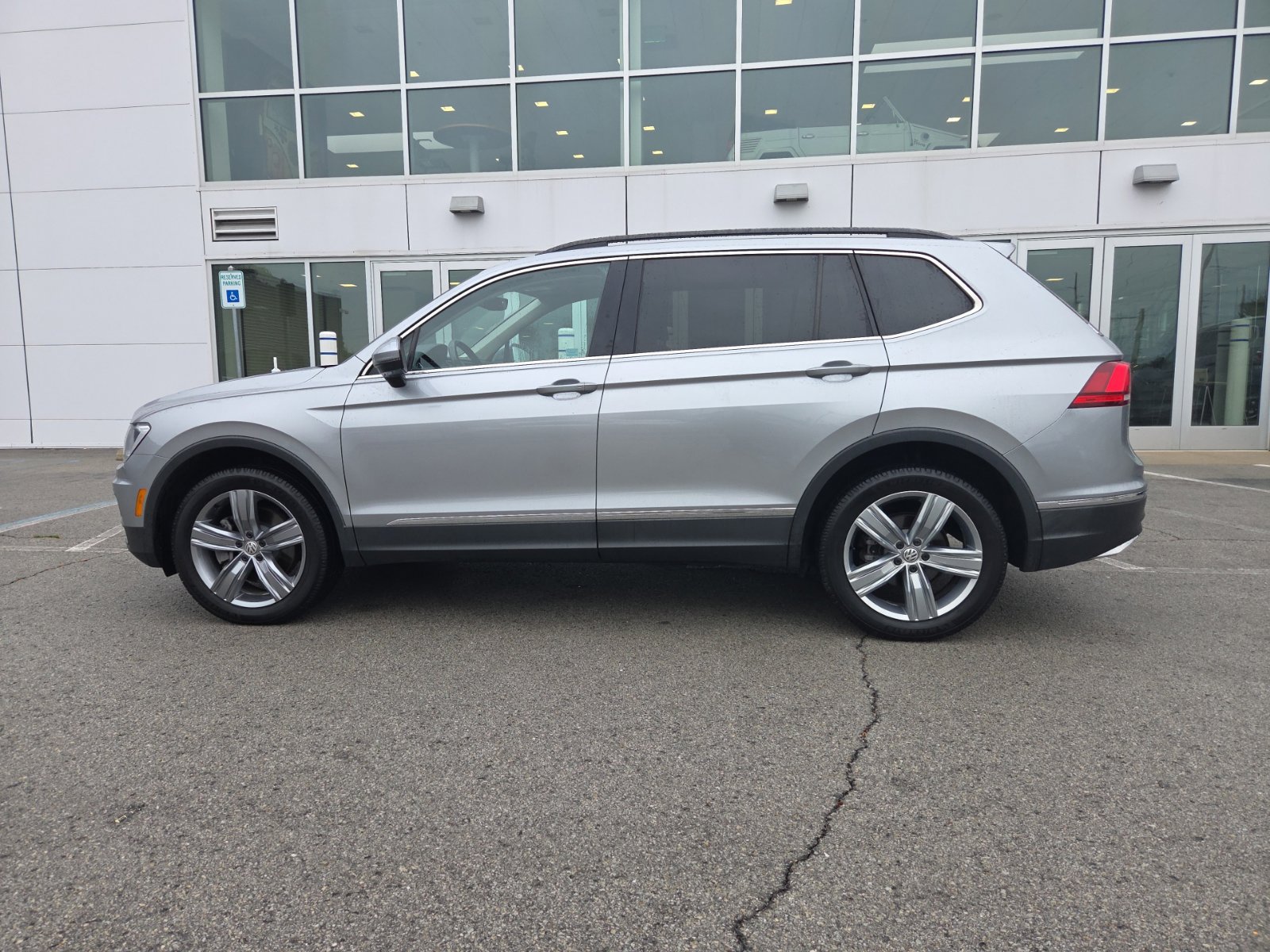 Used 2020 Volkswagen Tiguan SE w/ Panoramic Sunroof Package AWD/4WD image 10