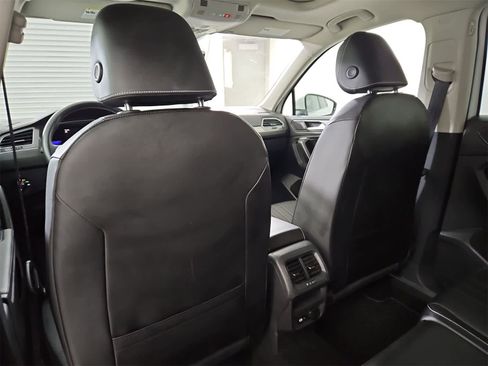 Certified 2022 Volkswagen Tiguan SE image 18