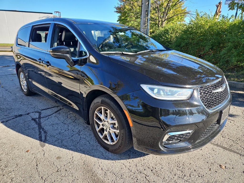 Used 2025 Chrysler Pacifica Select FWD image 2