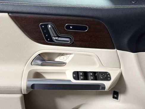 Used 2022 Mercedes-Benz GLB 250 4MATIC image 23