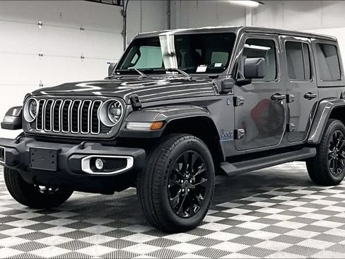 Used 2025 Jeep Wrangler Unlimited Sahara AWD/4WD image 13