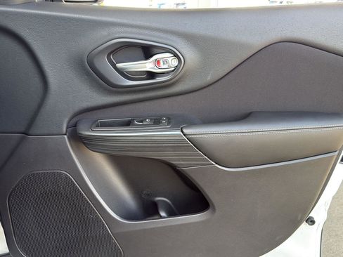 Used 2016 Jeep Cherokee Sport image 28