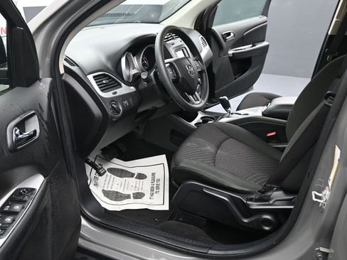 Used 2019 Dodge Journey SE image 19