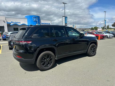Used 2025 Jeep Grand Cherokee Altitude AWD/4WD image 3