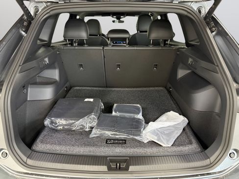 New 2025 Volkswagen Tiguan SE R-Line image 9