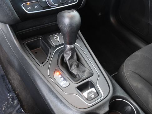 Used 2019 Jeep Cherokee Latitude w/ Popular Appearance Group image 17