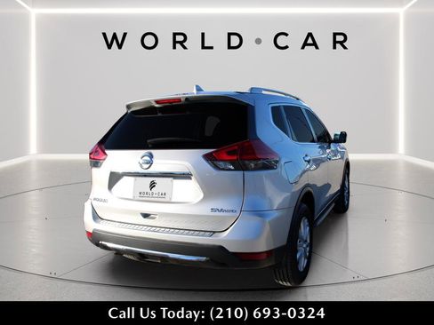 Used 2017 Nissan Rogue SV w/ SV Premium Package image 5