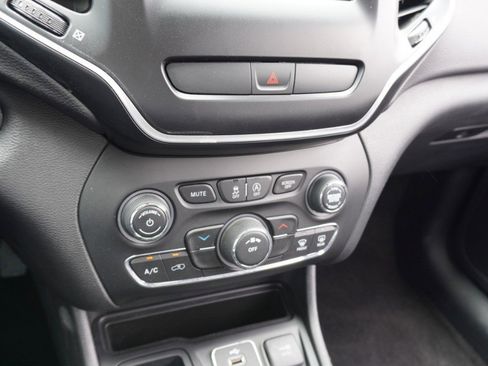 Used 2019 Jeep Cherokee Latitude Plus FWD image 19