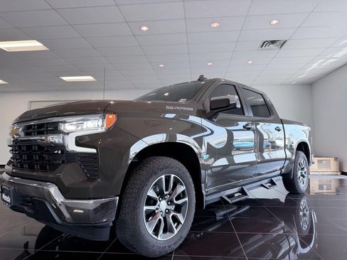 Used 2023 Chevrolet Silverado 1500 LT AWD/4WD image 3