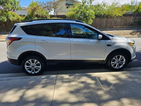 Used 2018 Ford Escape SE w/ SE Sync 3 Package AWD/4WD image 11