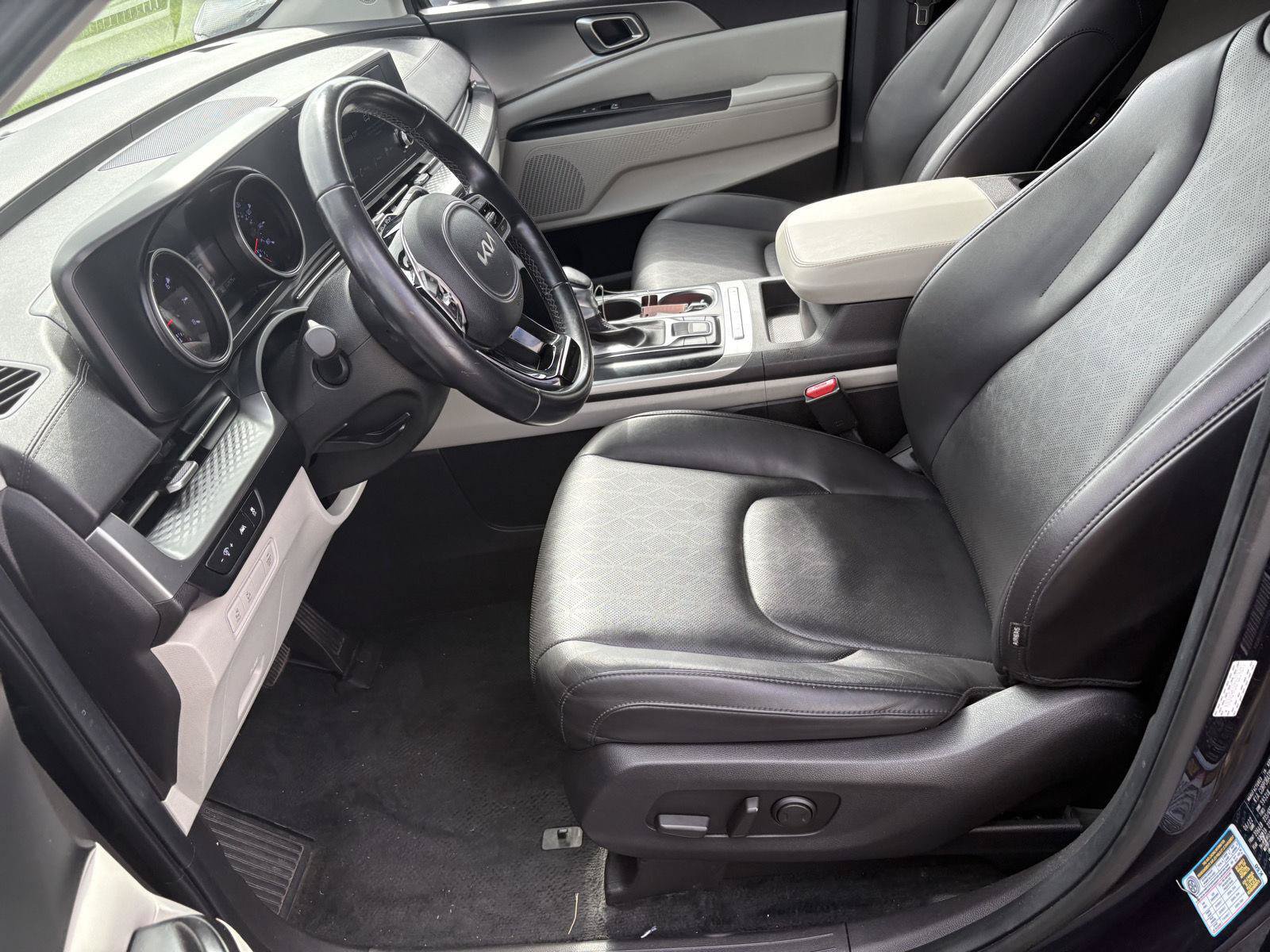 Used 2023 Kia Carnival LX FWD image 4