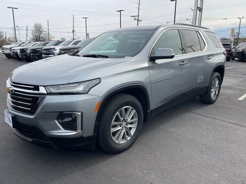 Used 2023 Chevrolet Traverse LT image 3