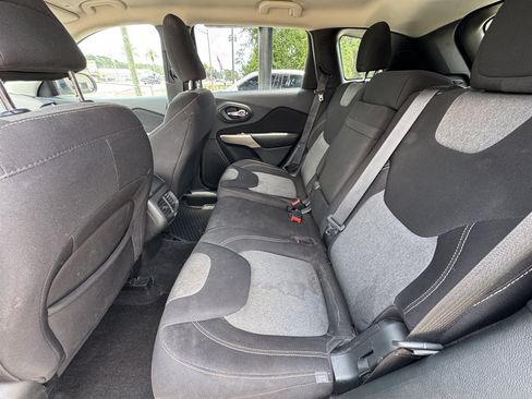 Used 2018 Jeep Cherokee Latitude w/ Cold Weather Group FWD image 12