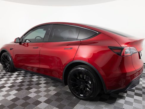 Used 2024 Tesla Model Y Long Range AWD/4WD image 4