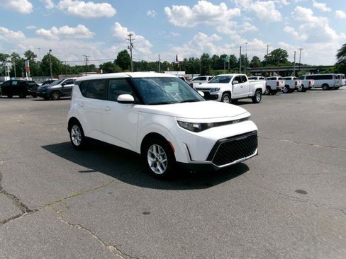 Used 2025 Kia Soul LX w/ LX Technology Package FWD image 4