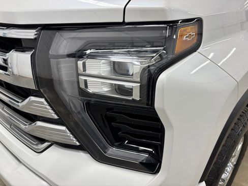 Used 2024 Chevrolet Silverado 2500 High Country w/ High Country Premium Package image 8