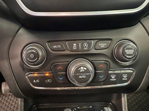 Used 2019 Jeep Cherokee Latitude Plus AWD/4WD image 11