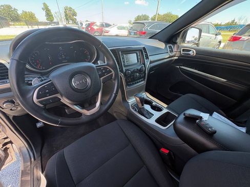 Used 2017 Jeep Grand Cherokee Laredo w/ Quick Order Package 23E AWD/4WD image 9