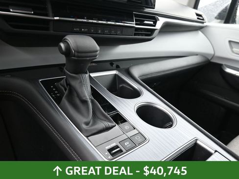 Used 2025 Toyota Sienna LE image 29