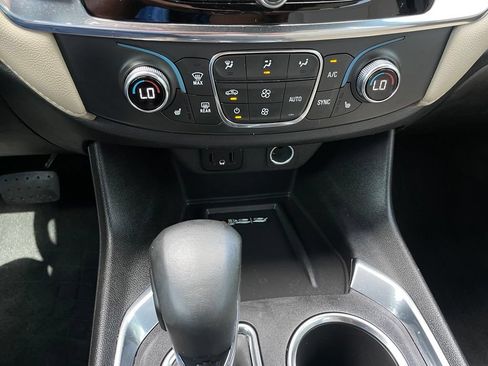 Used 2023 Chevrolet Traverse LT FWD image 18