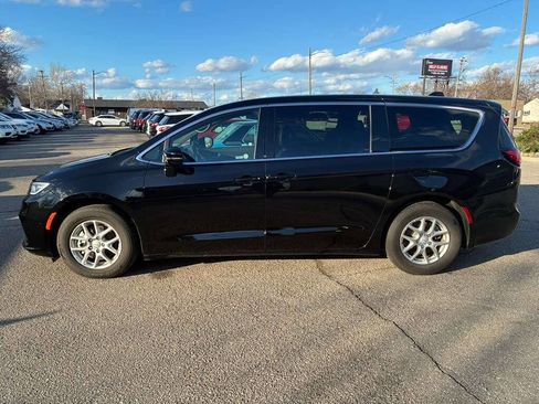 Used 2025 Chrysler Pacifica Select image 4