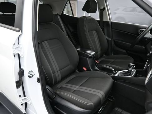 Used 2024 Hyundai Venue SEL FWD image 28