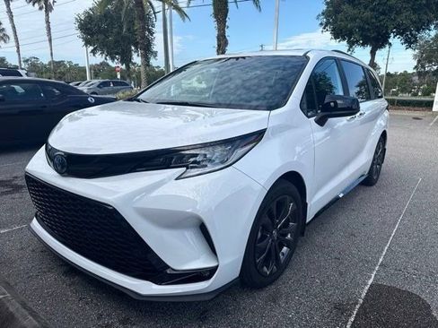 Used 2025 Toyota Sienna XSE FWD image 1