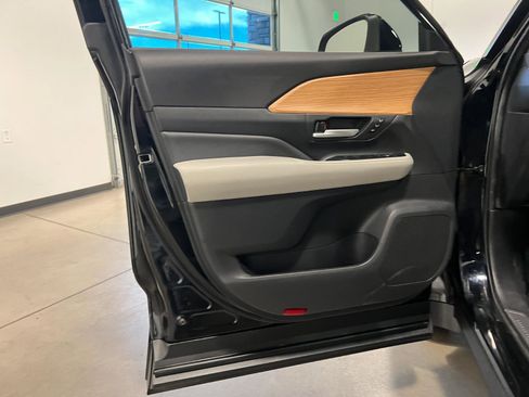 Used 2024 Toyota Grand Highlander Platinum AWD/4WD image 29