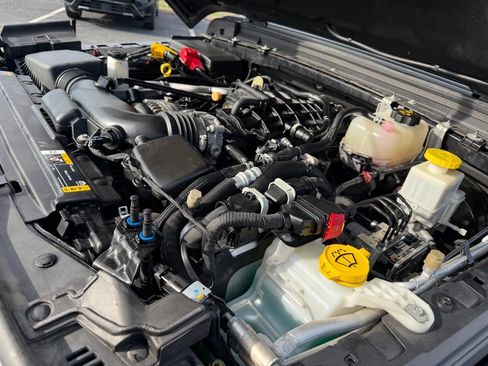 Used 2022 Jeep Gladiator Sport AWD/4WD image 9