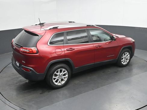 Used 2017 Jeep Cherokee Latitude w/ Cold Weather Group AWD/4WD image 29