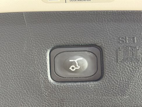 Used 2019 Ford Edge Titanium image 15