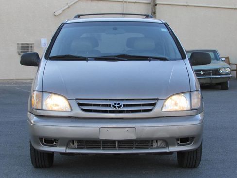 Used 2001 Toyota Sienna LE image 2