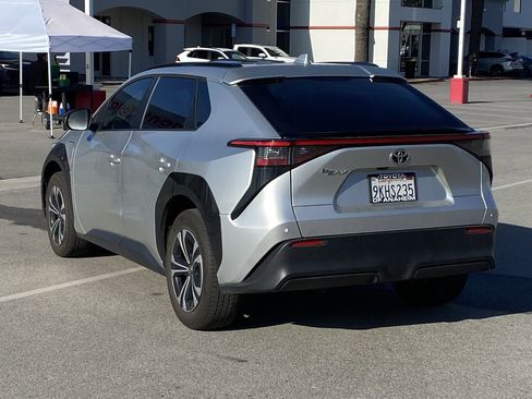 Used 2023 Toyota bZ4X XLE w/ Weather Package image 4