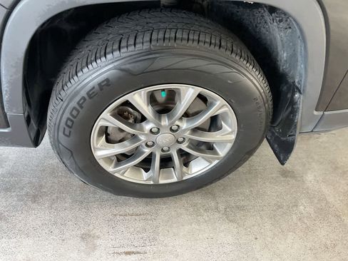 Used 2019 Jeep Cherokee Latitude Plus AWD/4WD image 10
