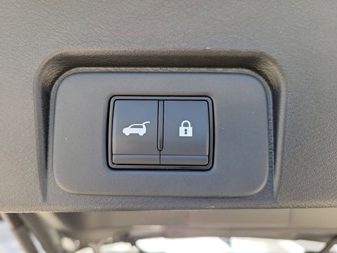Used 2025 Nissan Rogue SV FWD image 8