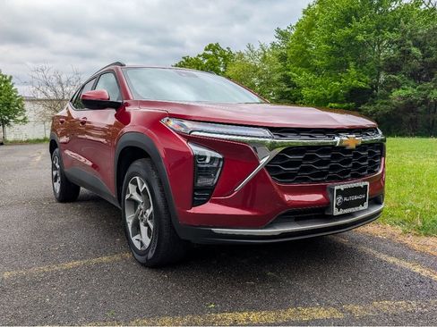 Used 2025 Chevrolet Trax LT w/ LT Convenience Package FWD image 3