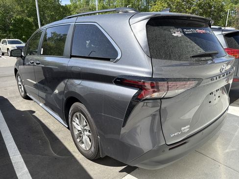Used 2025 Toyota Sienna XLE w/ XLE Plus Package image 41